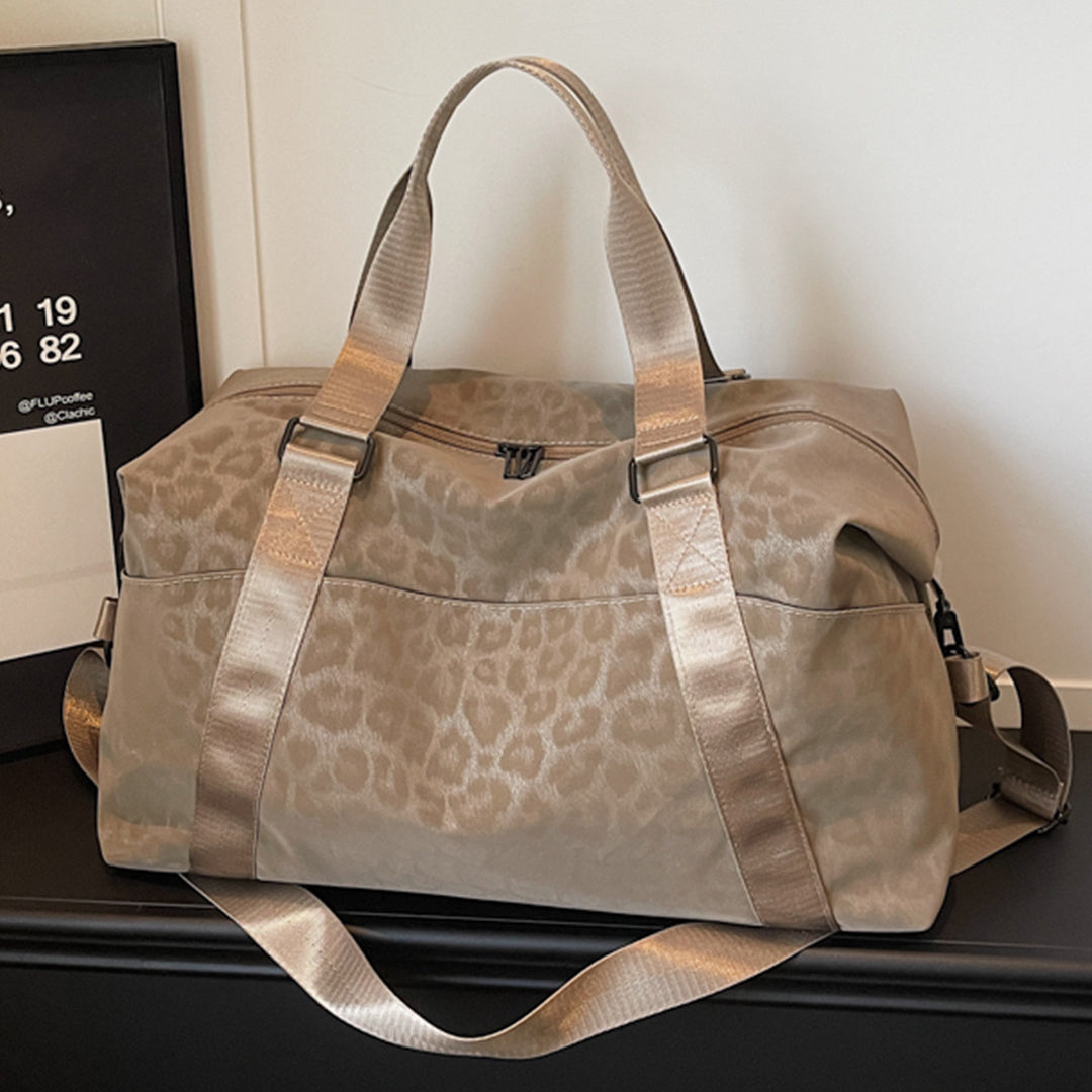 Sporty travel bag with structured upper material Bowlift