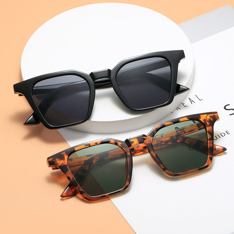 Women's square sunglasses with distinctive shield design and UV protection Bowlift