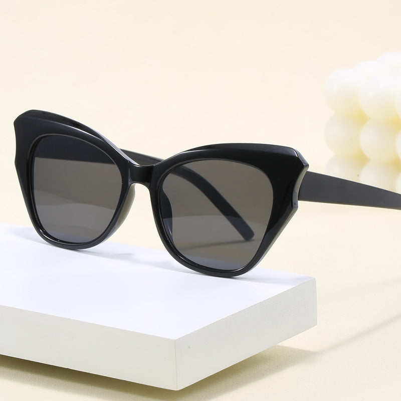 Women's Cat-Eye Sunglasses with Extravagant Mirror Design Bowlift