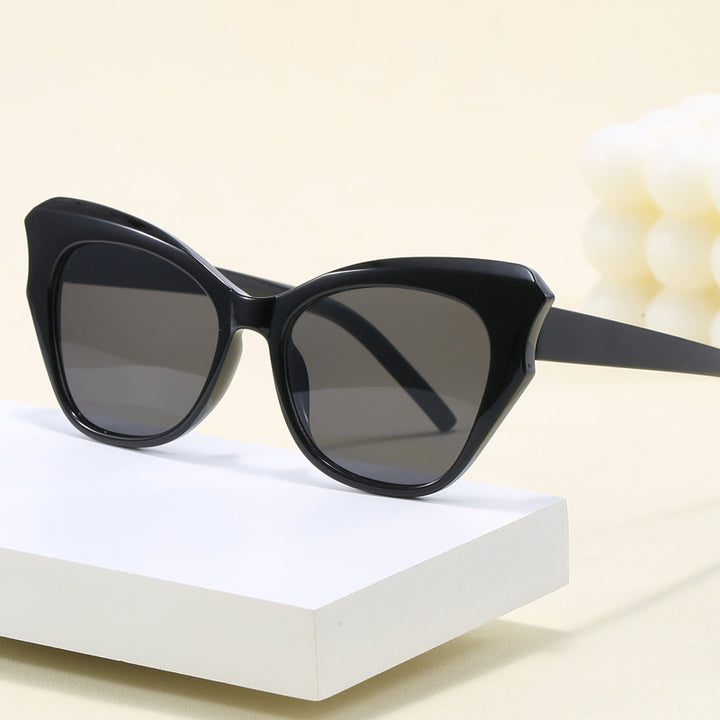 Women's Cat-Eye Sunglasses with Extravagant Mirror Design Bowlift