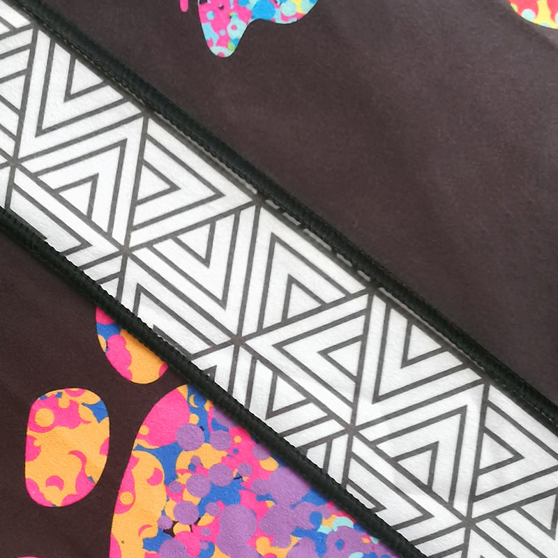 Beach towel with striking leopard motif and colorful accents Bowlift