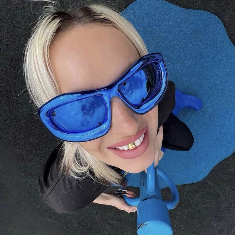 Women's sporty sunglasses with protective UV filter and thick frame Bowlift
