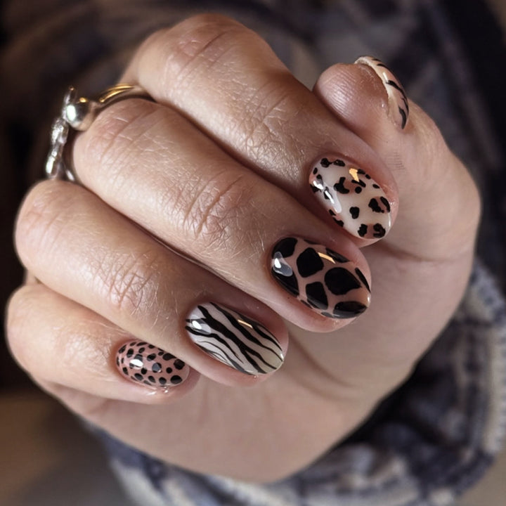 Artificial nail art with playful dots and bows Bowlift