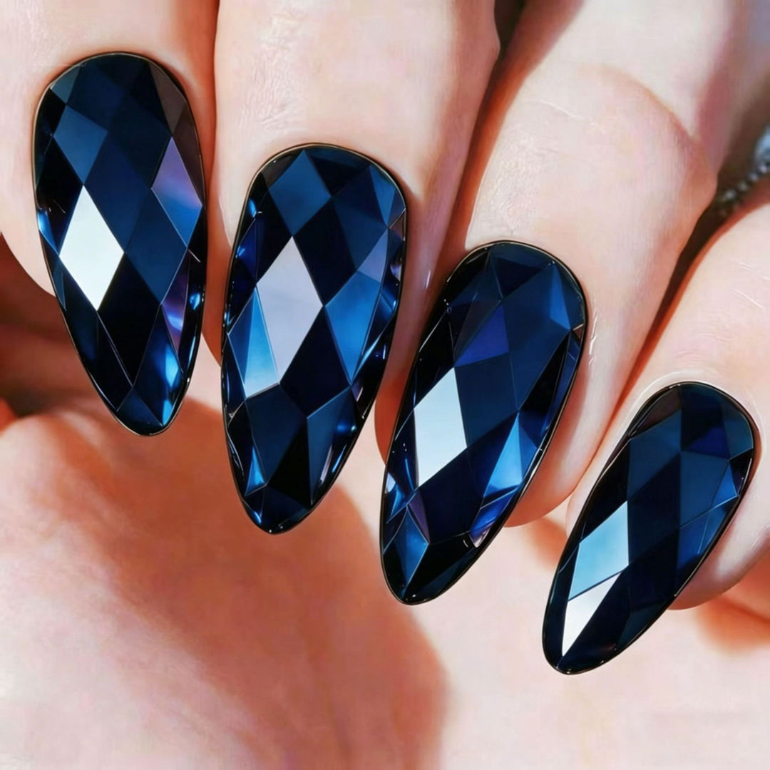 Artificial nails with faceted crystal design Bowlift