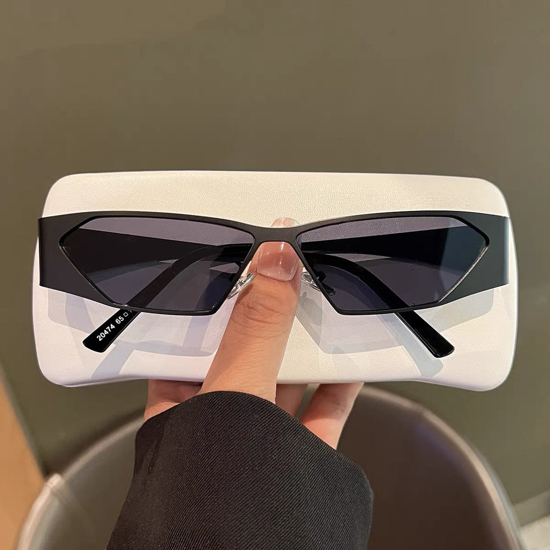 Designer sunglasses with angular frame Bowlift