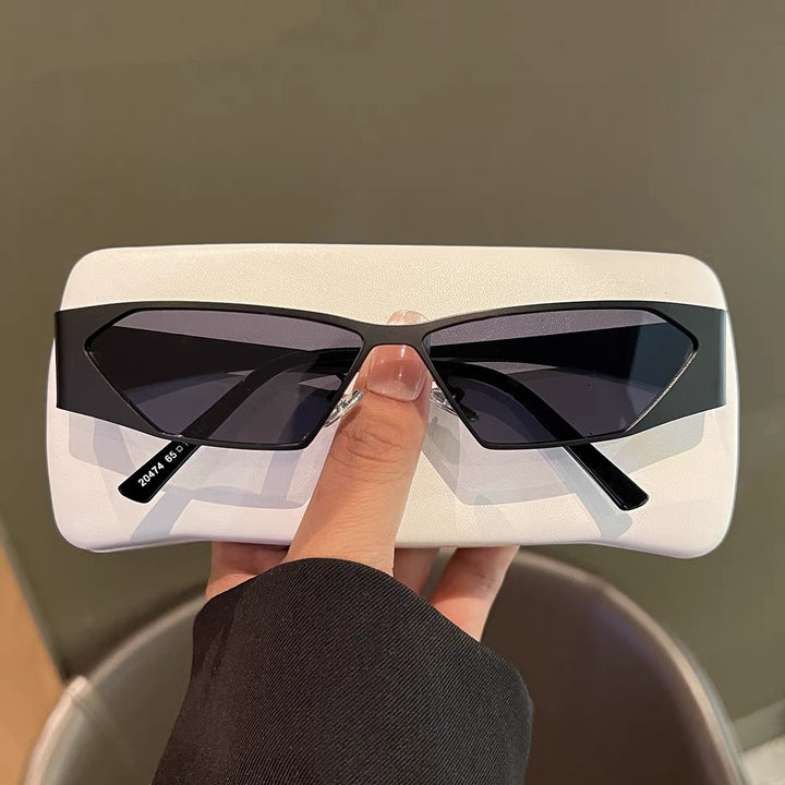 Designer sunglasses with angular frame Bowlift