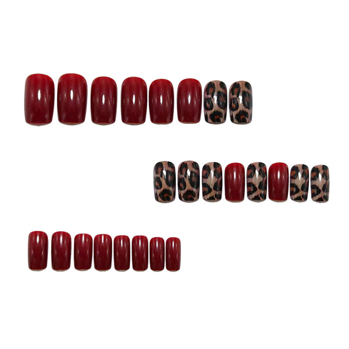 Artificial nails with modern leopard pattern Bowlift