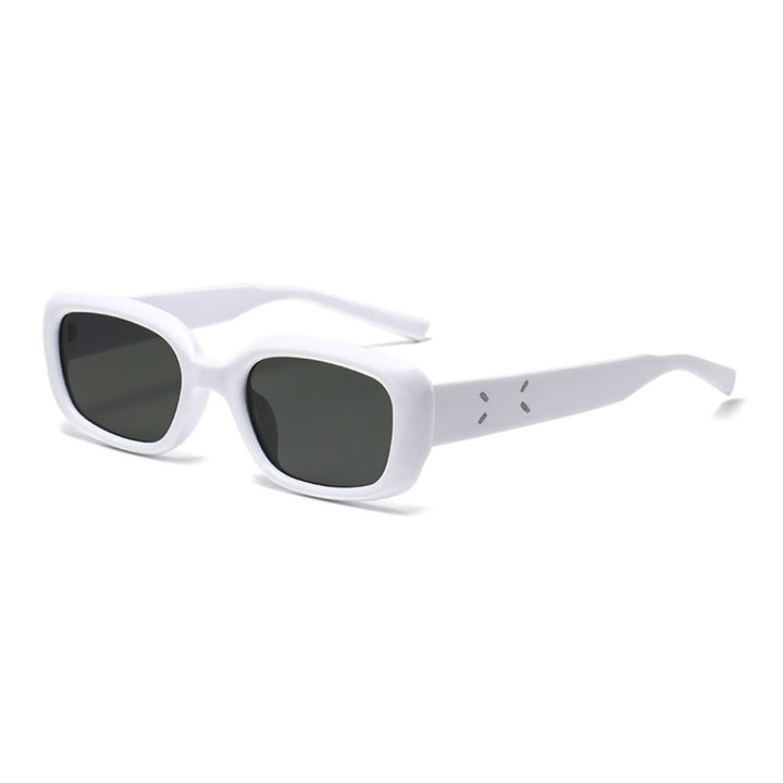 Ladies Retro-Inspired Sunglasses with Curved Frame Bowlift
