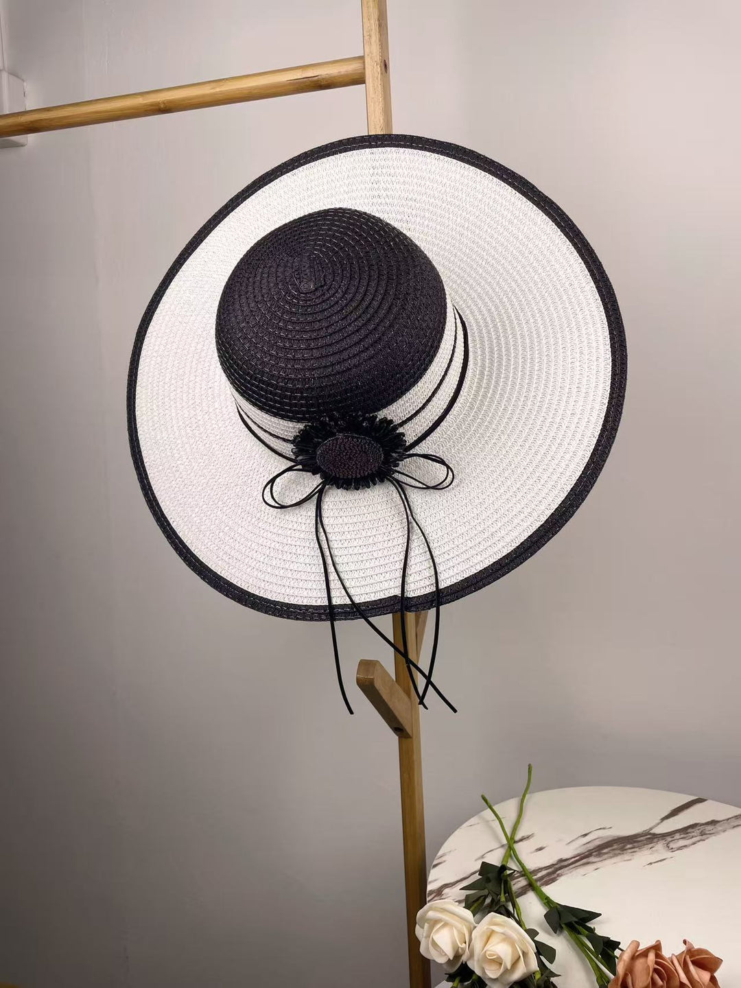 Elegant Beach Bag with Matching Sun Hat Bowlift