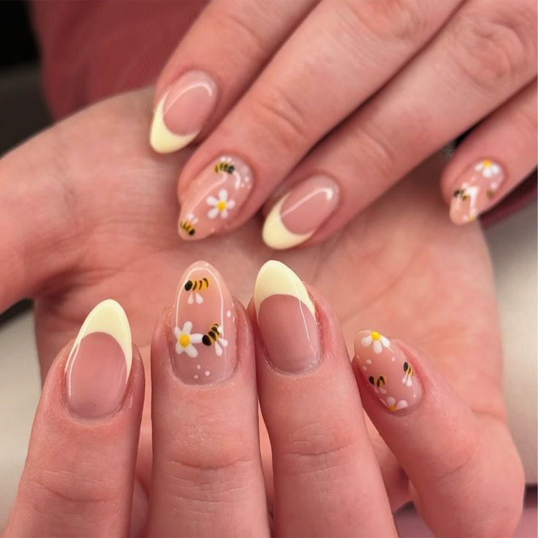 Artificial nail art with playful dots and bows Bowlift