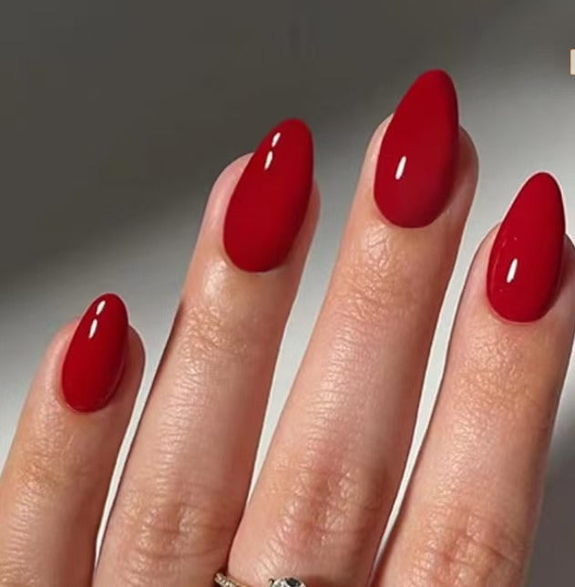 Artificial nail set with shiny, pointed accents Bowlift