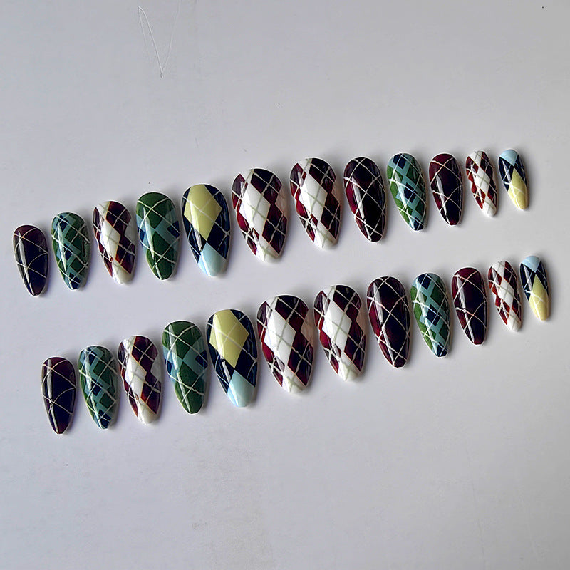 Artificial nails in elegant check pattern Bowlift