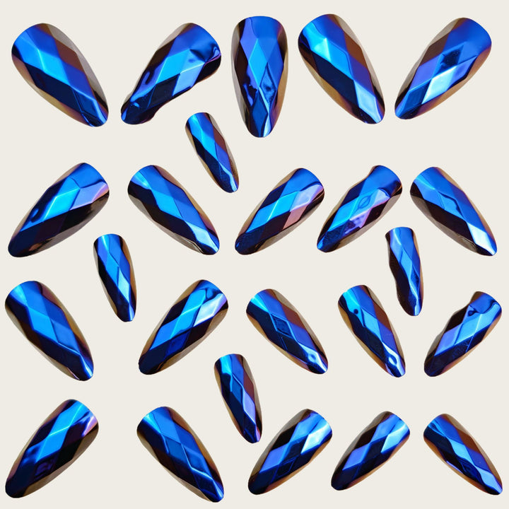 Artificial nails with faceted crystal design Bowlift