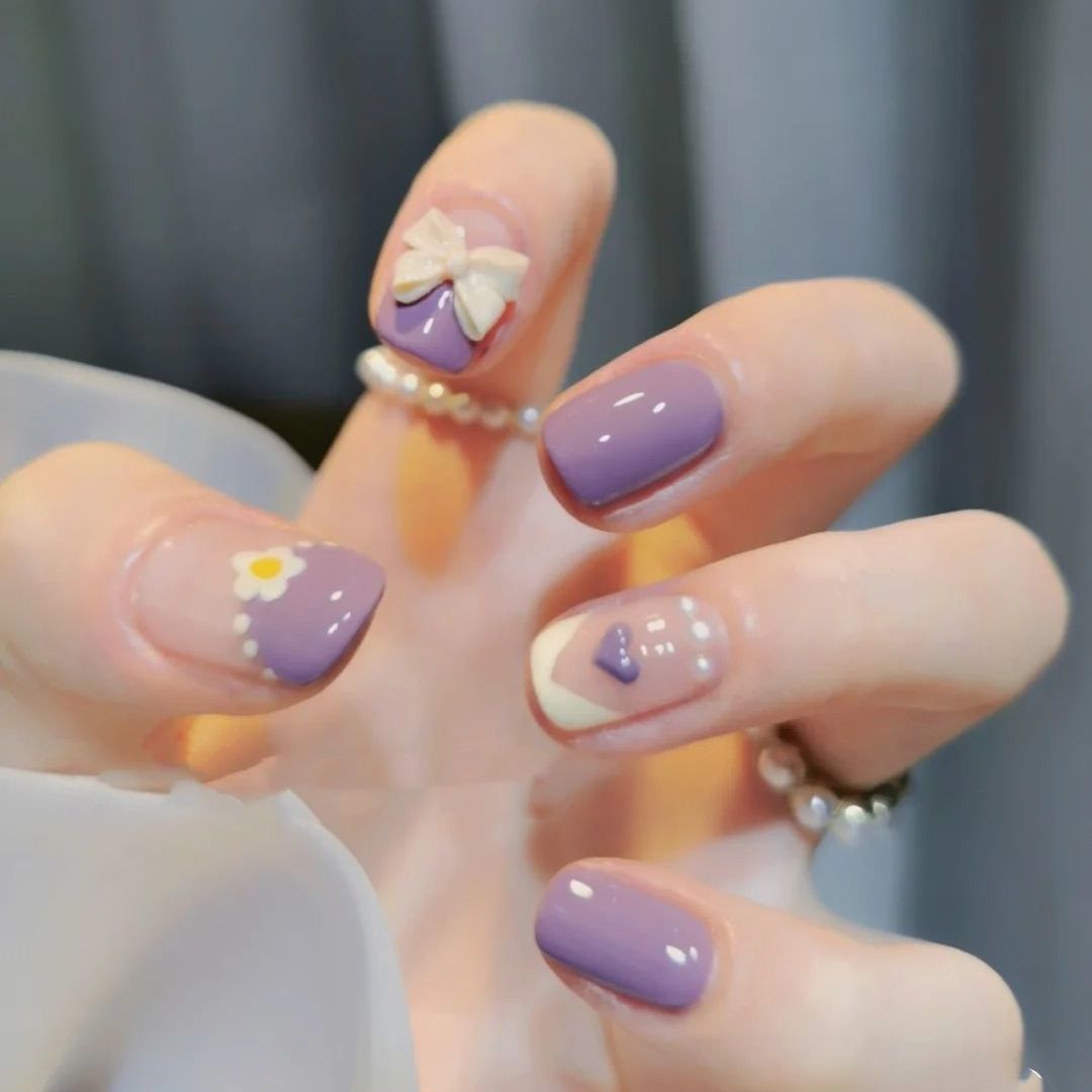 Artificial nails with heart accent and glamorous decorations Bowlift