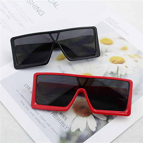 Women's Oversized Sunglasses in Avant-Garde Design Bowlift