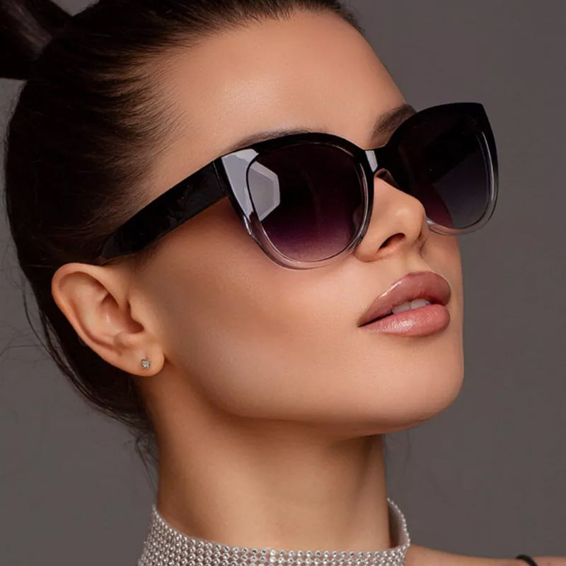Ladies extravagant sunglasses with fashionable cat-eye design Bowlift
