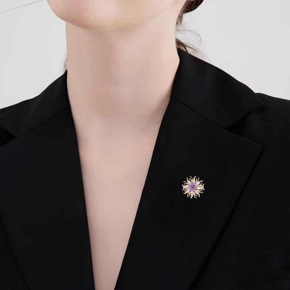 Elegant brooch with sparkling crystals Bowlift