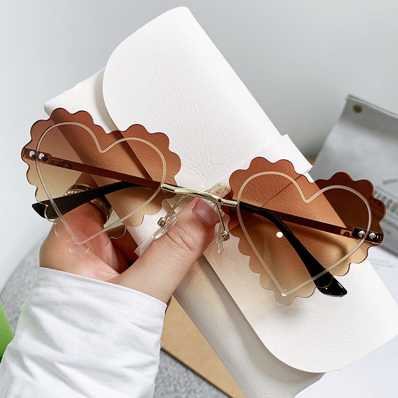 Ladies Cat-Eye Sunglasses in unique Heart Design Bowlift