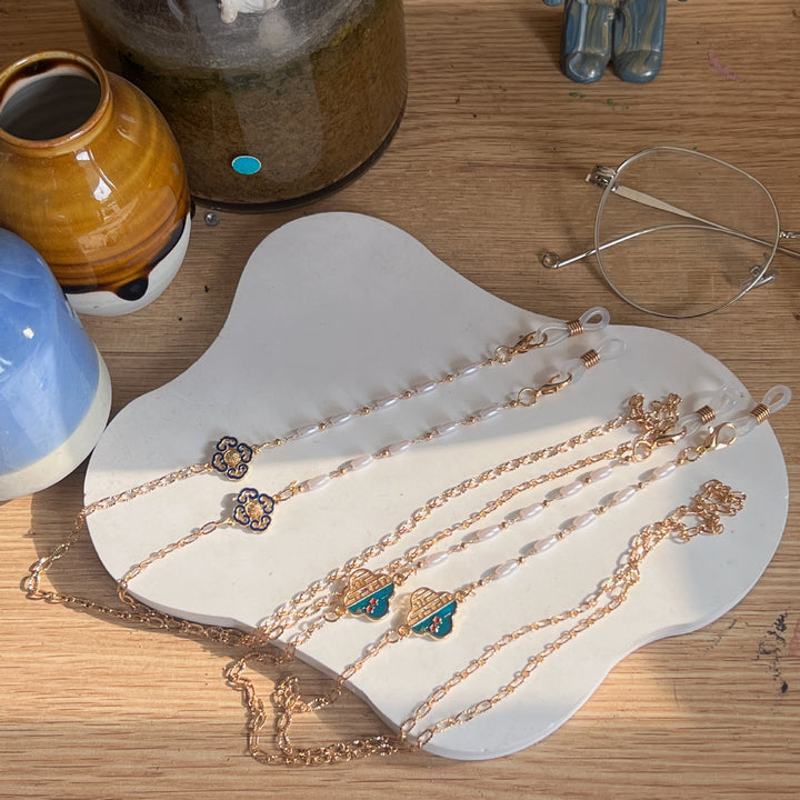 Artistic Gold-Plated Eyewear Chain with Decorative Cloud Charm Bowlift