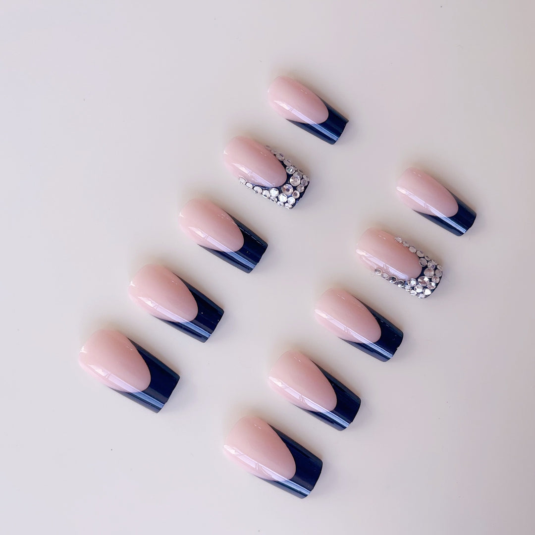 Artificial nail set with luxurious French design and sparkling rhinestone decorations Bowlift