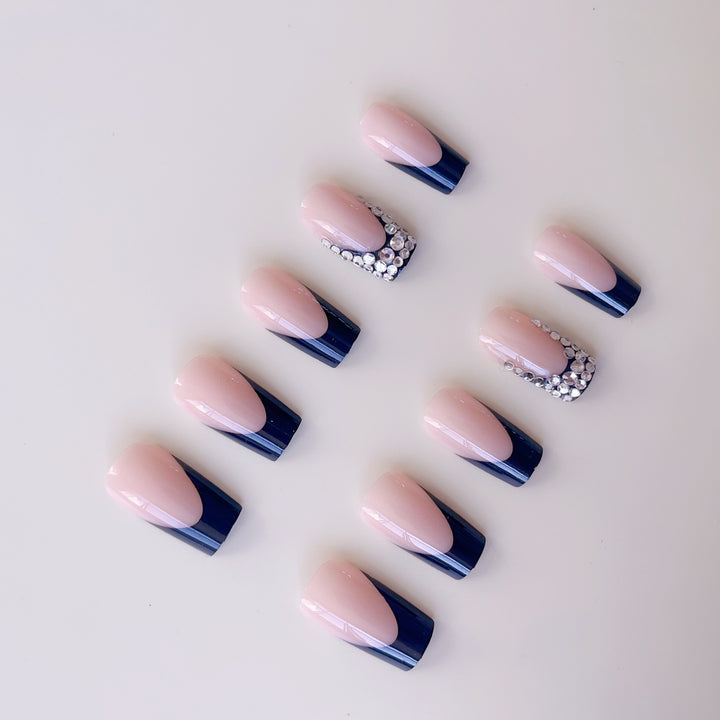 Artificial nail set with luxurious French design and sparkling rhinestone decorations Bowlift