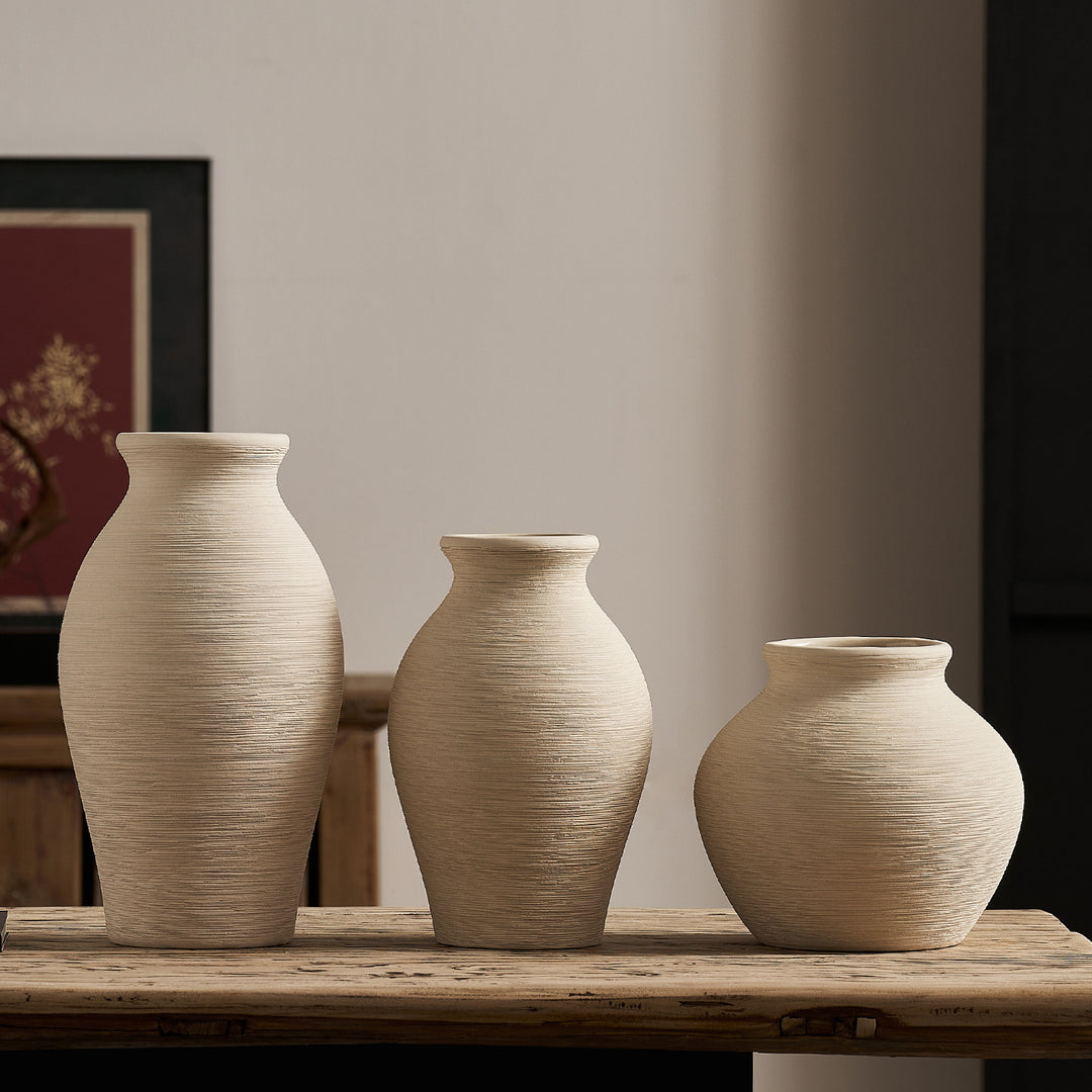 Elegant ceramic vase with textured design Bowlift