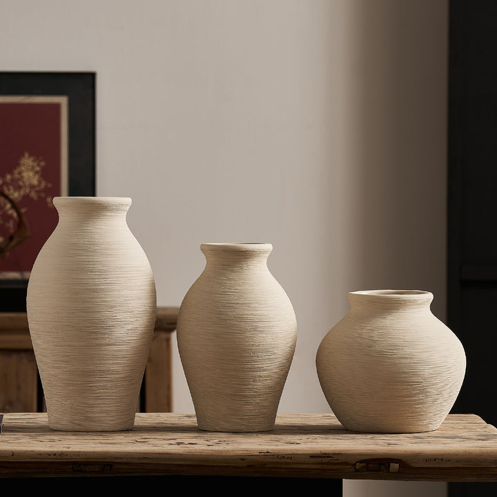 Elegant ceramic vase with textured design Bowlift