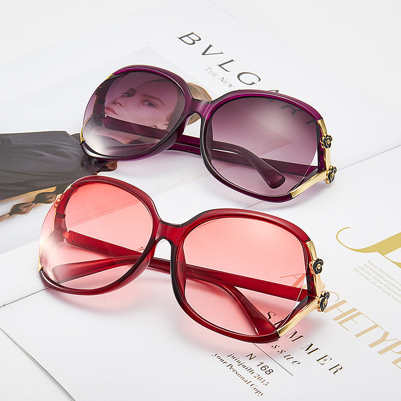 Women's large cat-eye sunglasses with decorative accents Bowlift