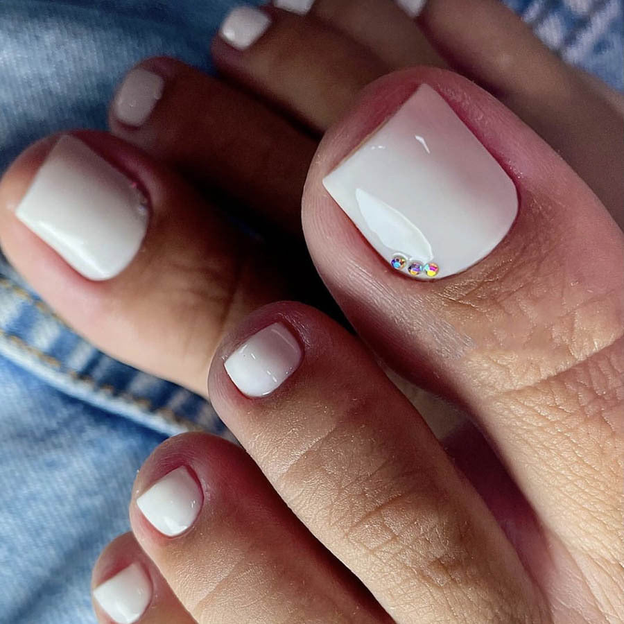 Nail art set with elegant glitter accents Bowlift