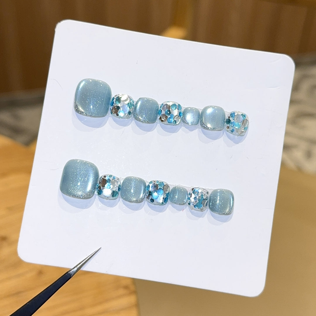 Glamorous artificial nails in the cool glitter design Bowlift