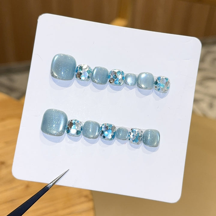 Glamorous artificial nails in the cool glitter design Bowlift