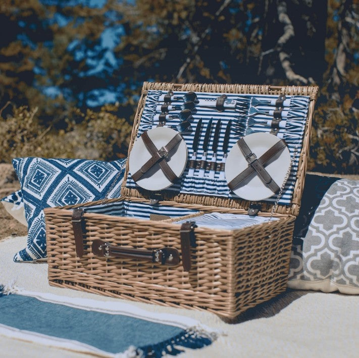 Women's picnic basket with integrated crockery set and space-saving design Bowlift
