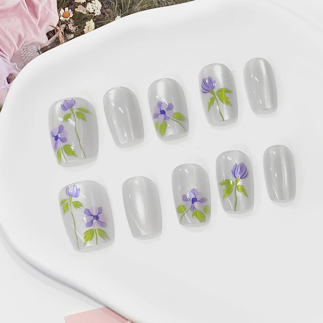 Artistic fingernails with floral accents Bowlift