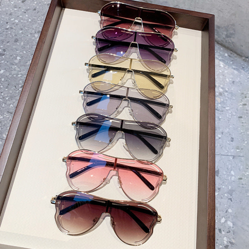 Women's sunglasses in modern shield design Bowlift