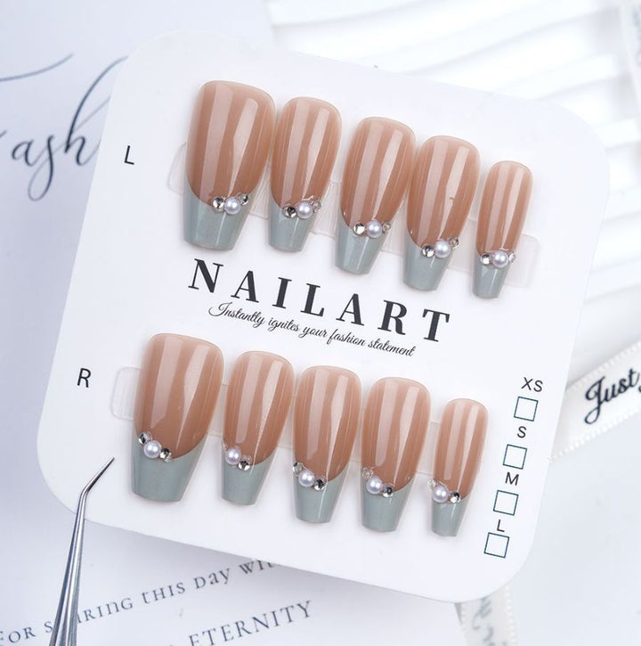 Playful artificial nails with glitter and colorful patterns Bowlift