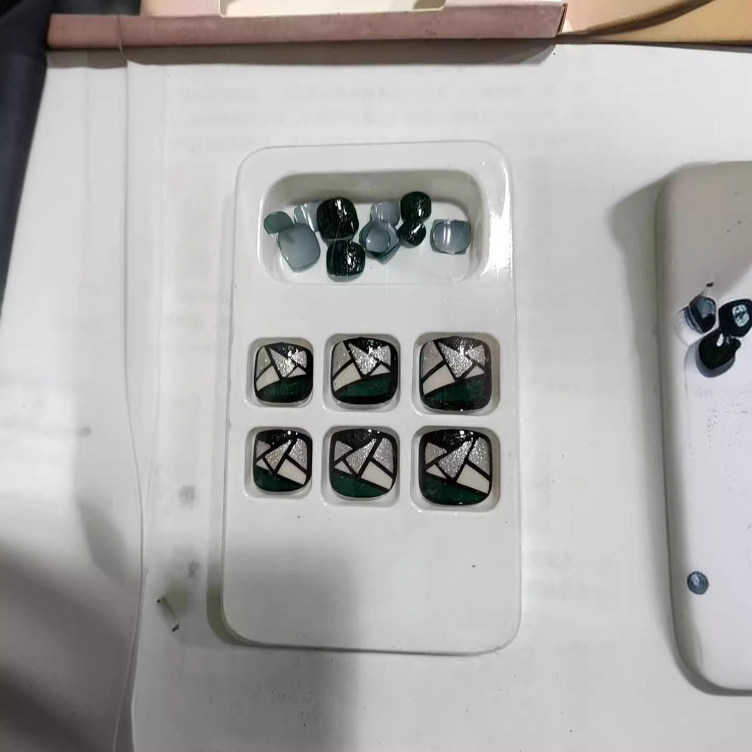 Geometric Design Press-On Nail Set Bowlift