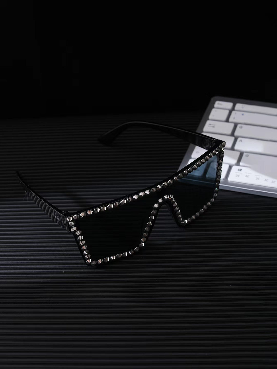 Women's Oversized Sunglasses with Modern Rectangular Frame Bowlift