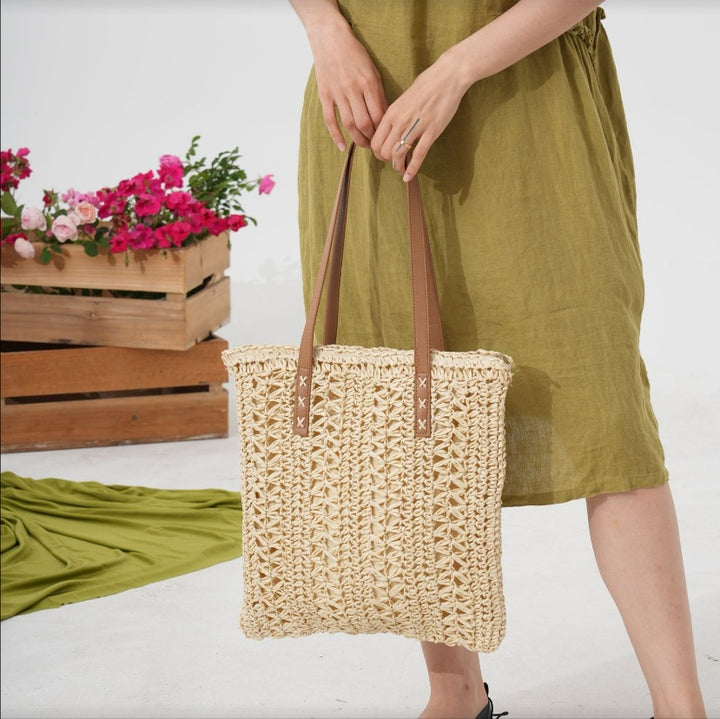 Handwoven beach bag with braided pattern Bowlift
