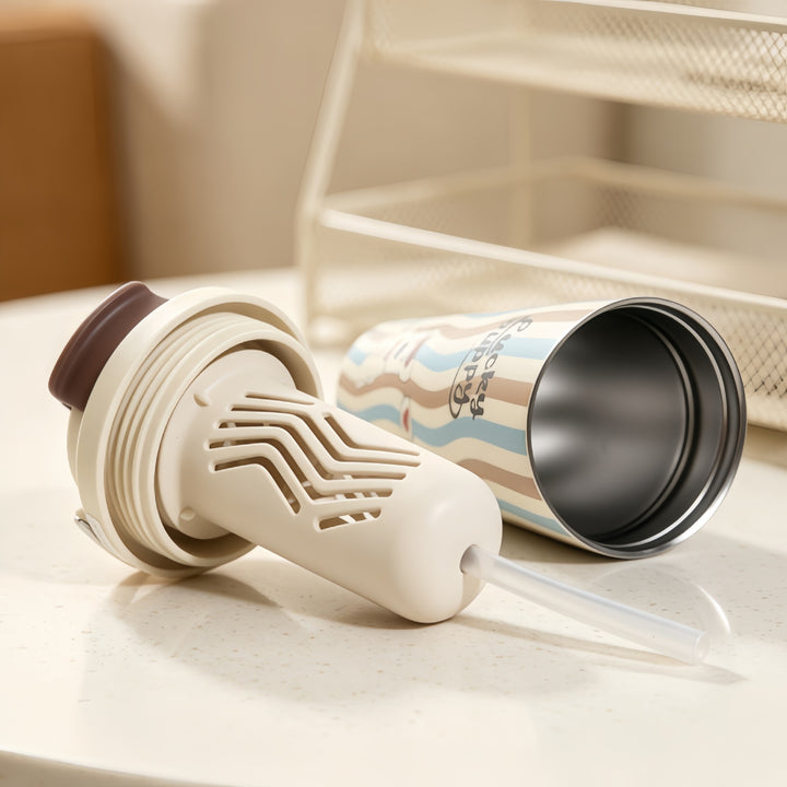 Insulated drinking bottle with integrated straw Bowlift