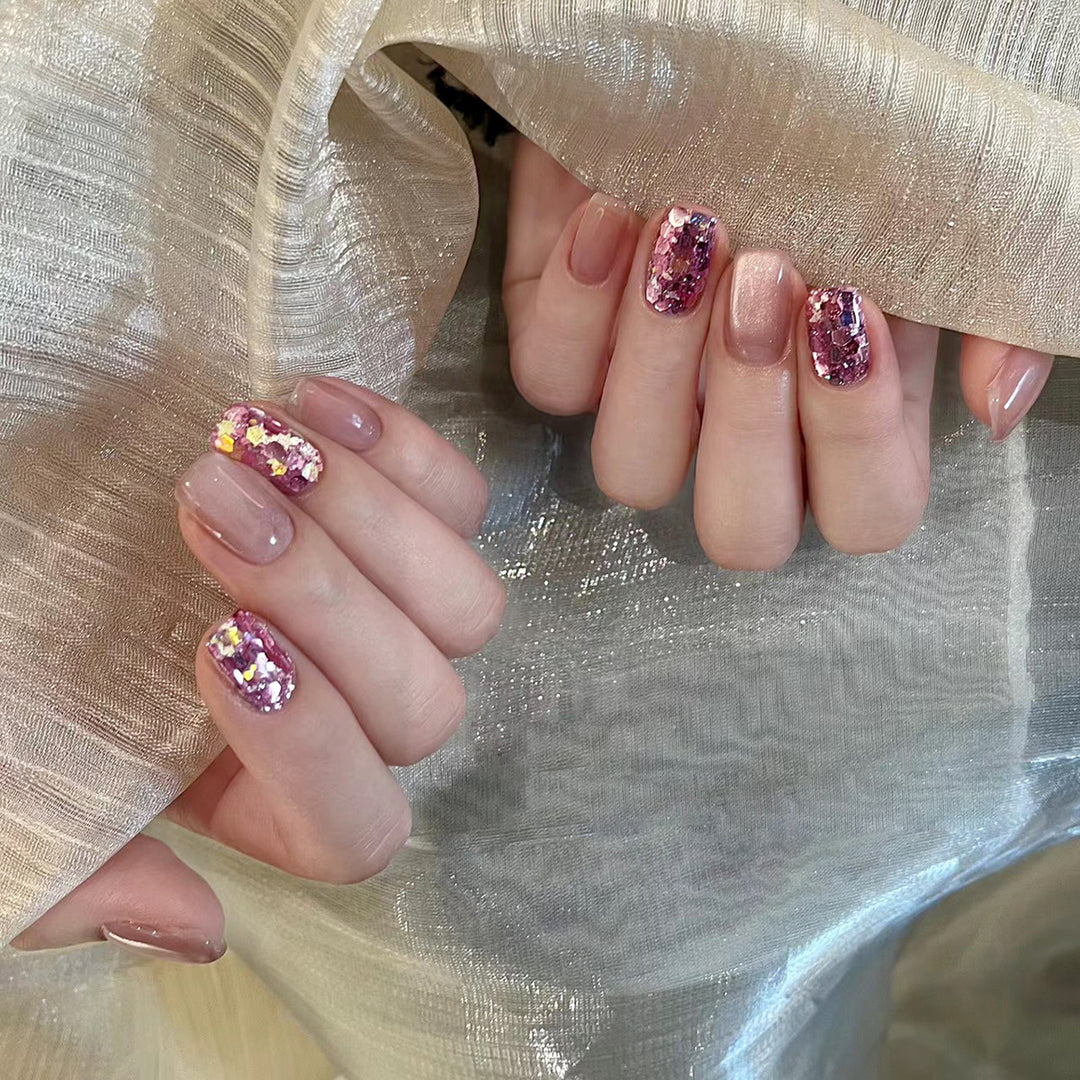 Artificial nail art with glitter and glamour effects Bowlift
