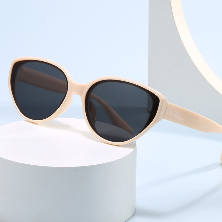 Women Cat-Eye Sunglasses with Modern Design Bowlift