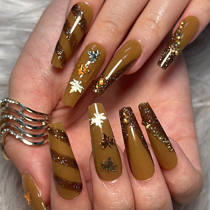 Artful Nail Art with Glitter and Leaf Design Bowlift