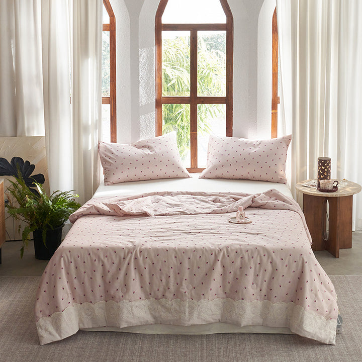 Ladies elegant bedspread with delicate floral pattern Bowlift