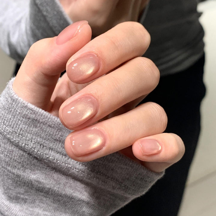 Shiny artificial nails with natural effect Bowlift