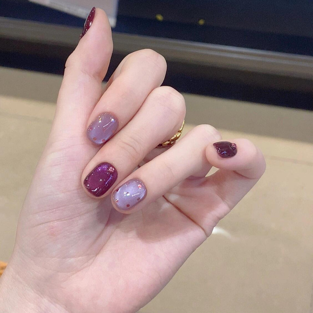 Artificial nails with unique glitter accents Bowlift