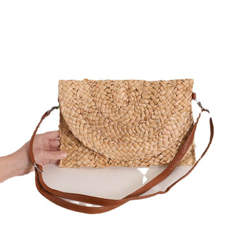 Handcrafted basket bag in elegant wave pattern Bowlift