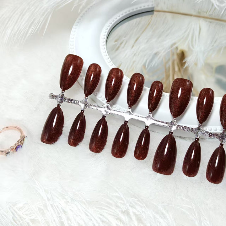 Artificial nails with shimmering shine Bowlift
