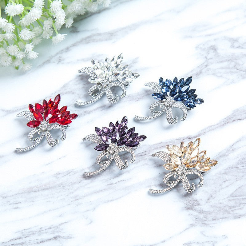 Sparkling brooch with floral design Bowlift