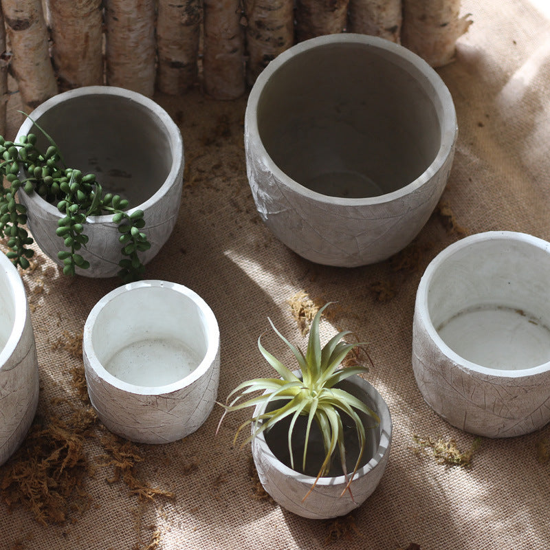 Decorative plant container made of handmade ceramic with leaf pattern Bowlift