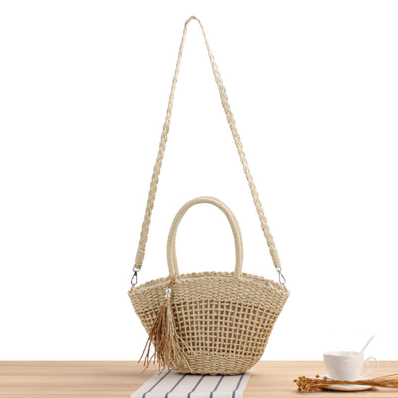 Handbag made of braided natural material with elegant tassel decoration Bowlift